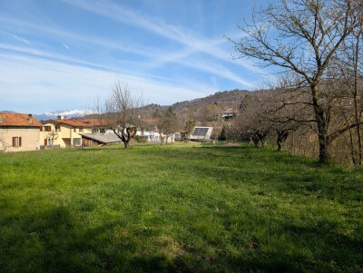 CUNARDO, CONTESTO BIFAMILIARE CON GIARDINO