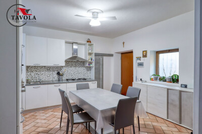 BISUSCHIO, TRILOCALE IN CORTE CON BOX