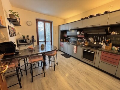 ARCISATE, VILLA A SCHIERA DI TESTA CON GIARDINO