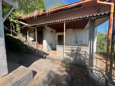 CUASSO AL MONTE, VILLA SINGOLA DA RISTRUTTURARE CON BOSCO PRIVATO