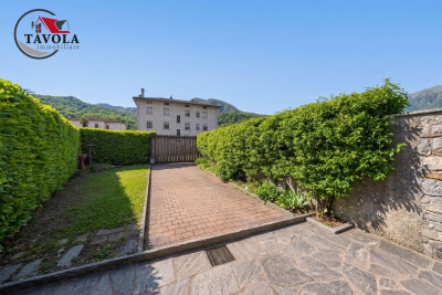 PORZIONE DI CASA LIBERA SU TRE LATI CON GIARDINO