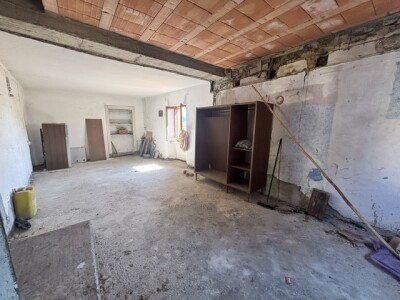 CUASSO AL MONTE, QUADRILOCALE DA RISTRUTTURARE CON CANTINA