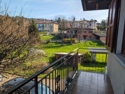 CUNARDO, CONTESTO BIFAMILIARE CON GIARDINO