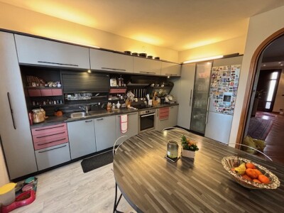 ARCISATE, VILLA A SCHIERA DI TESTA CON GIARDINO