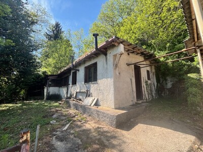 CUASSO AL MONTE, VILLA SINGOLA CON DEPENDANCE E BOSCO PRIVATO
