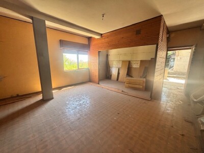 CUASSO AL MONTE, VILLA SINGOLA DA RISTRUTTURARE CON BOSCO PRIVATO