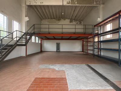 CUVEGLIO, CAPANNONE INDUSTRIALE CON PIAZZALE: