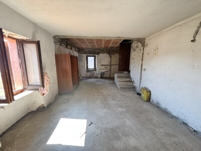CUASSO AL MONTE, QUADRILOCALE DA RISTRUTTURARE CON CANTINA