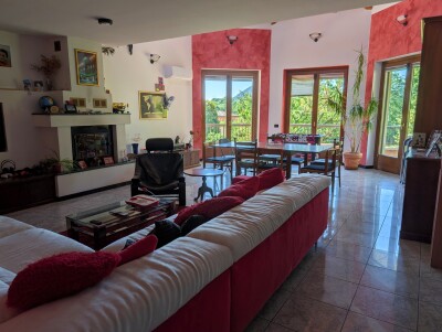 CUASSO AL PIANO, SIGNORILE VILLA CON PARCO