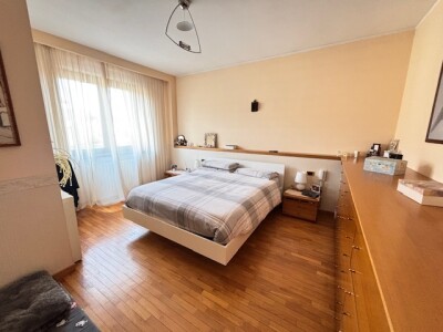 ARCISATE, VILLA A SCHIERA DI TESTA CON GIARDINO