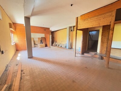 CUASSO AL MONTE, VILLA SINGOLA DA RISTRUTTURARE CON BOSCO PRIVATO