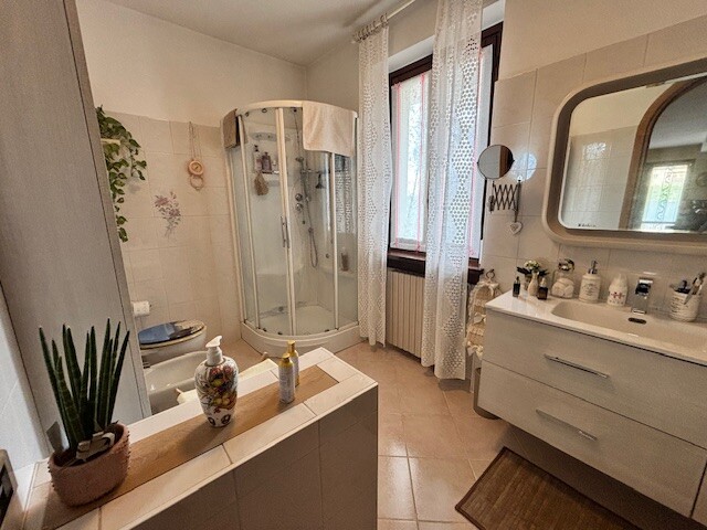 ARCISATE, VILLA A SCHIERA DI TESTA CON GIARDINO-10