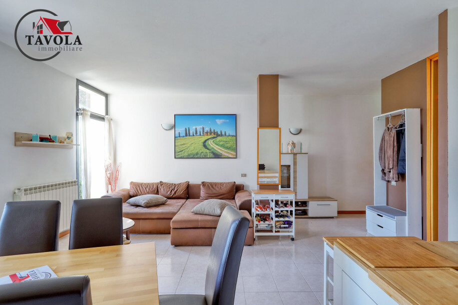 CUASSO AL MONTE, APPARTAMENTO CON PISCINA E VISTA LAGO-10