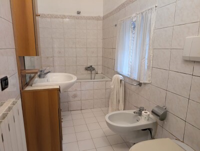 INDUNO OLONA, TRILOCALE IN CORTE CON BOX