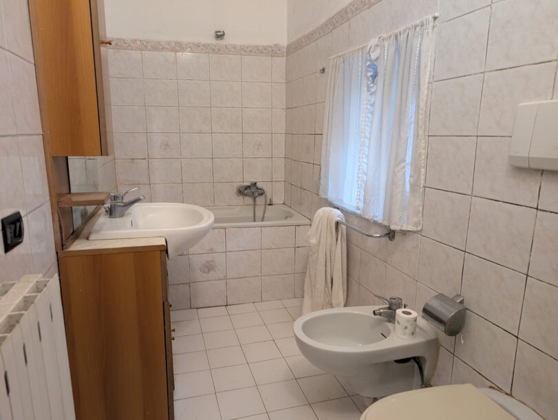 INDUNO OLONA, TRILOCALE IN CORTE CON BOX-12