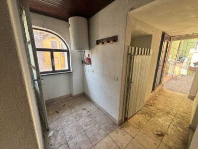 CUASSO AL MONTE, QUADRILOCALE DA RISTRUTTURARE CON CANTINA